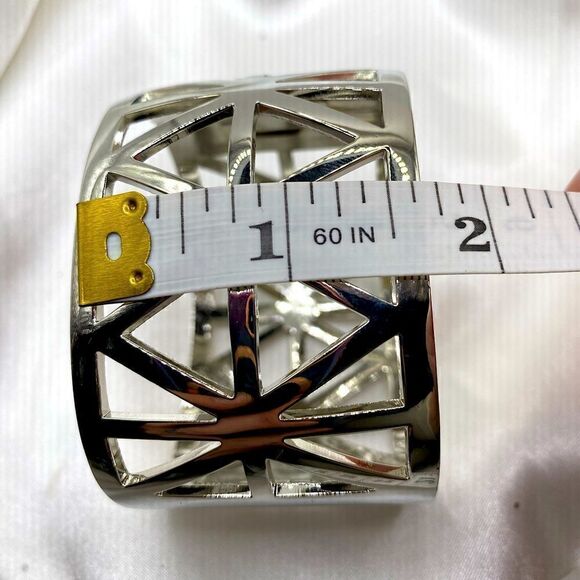 Chunky silver toned geometric cutout bangle cuff bracelet - Picture 5 of 6